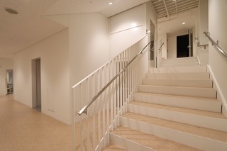 写真：小ホール下手側階段（令和3年12月撮影）
