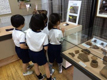 写真:展示を見る子どもたち