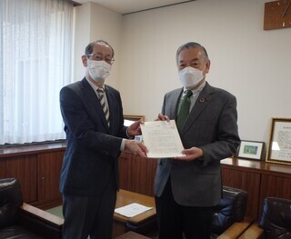 写真:山谷会長から阿部市長へ文書の提出をする様子