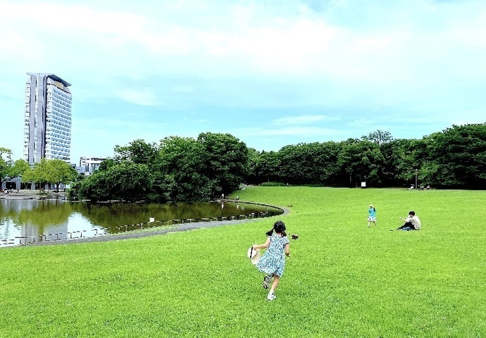写真：「くらし・あそび・えがお＠多摩ニュータウン」フォトコンテスト入選作品　夢のような芝生の広場