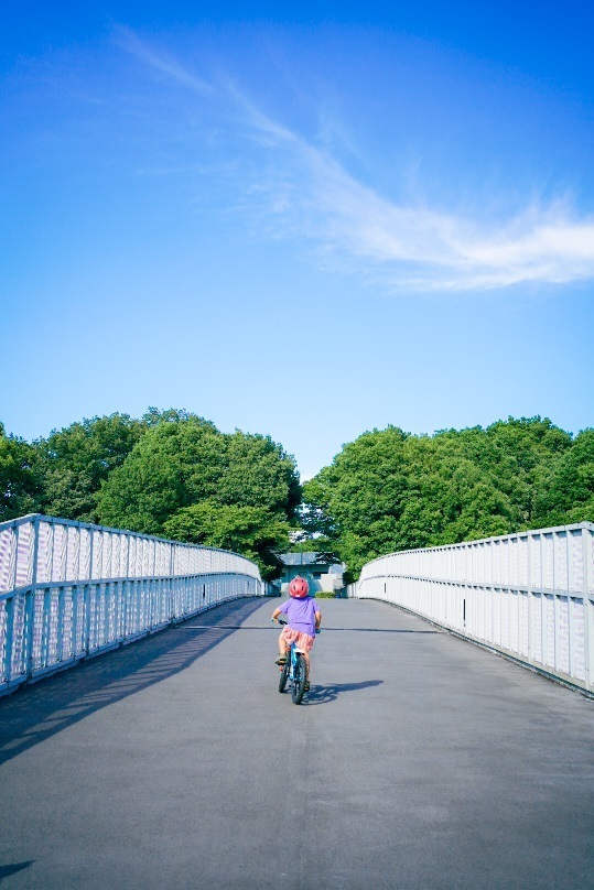 写真：「くらし・あそび・えがお＠多摩ニュータウン」フォトコンテスト入選作品　駆けだす背中