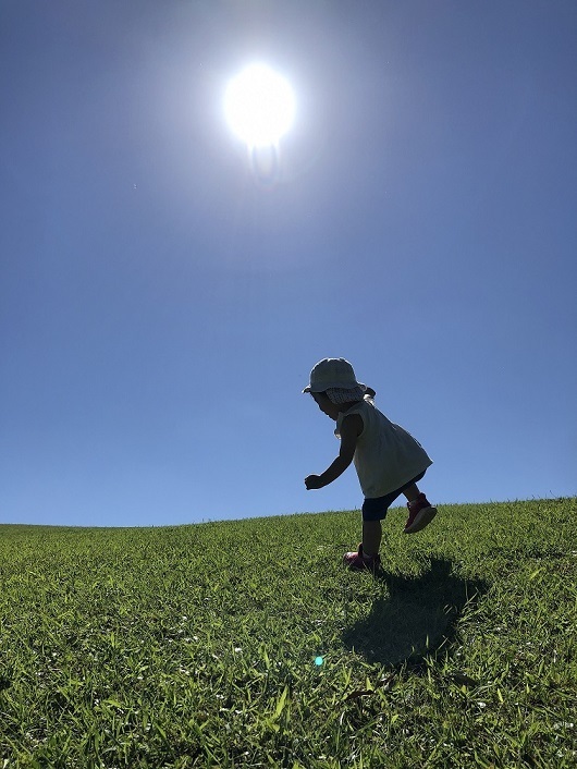 写真：「くらし・あそび・えがお＠多摩ニュータウン」フォトコンテスト入選作品　鶴牧東公園で子供と