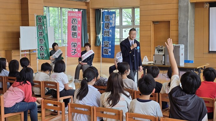 小学校の模擬投票の写真