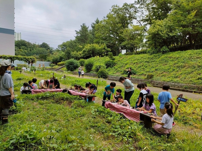 写真：≪愛和ガーデン≫飾り付けをする様子