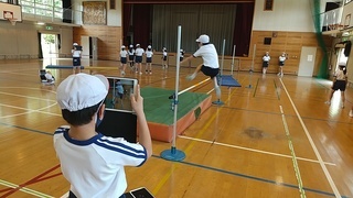写真：タブレットを使用した体育の授業の様子
