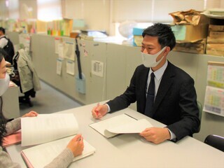 写真：学校支援課職員2