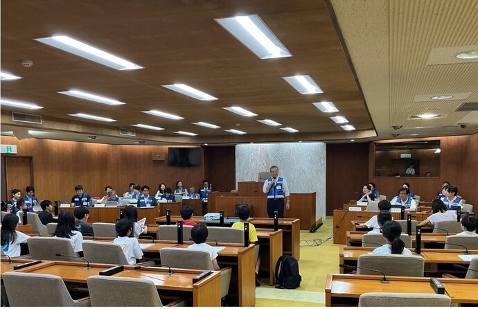 子ども議会の様子（議長あいさつ）