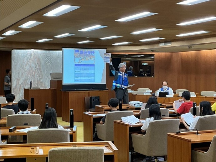 子ども議会の様子（クイズラリー説明）