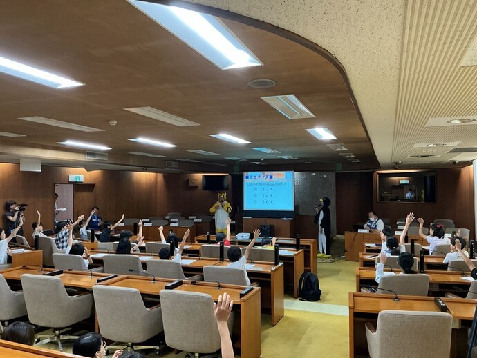 子ども議会の様子（ミニクイズ）