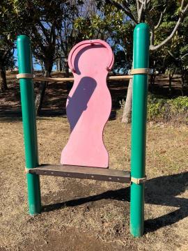 写真:健康遊具(背のばしステーション)