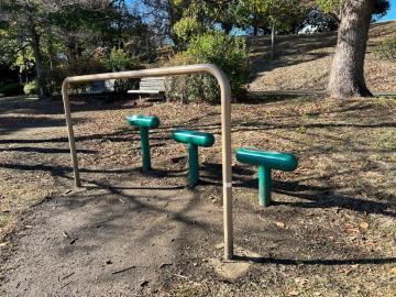写真:健康遊具(脚のばしステーション)