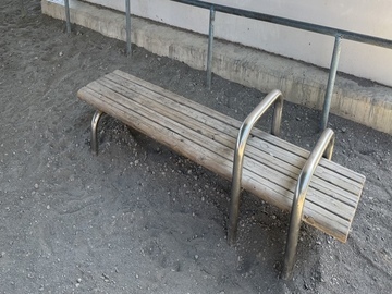 写真：健康遊具（腹筋ベンチ）