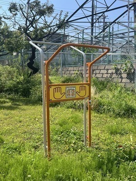 写真:健康遊具(のびのびポール)
