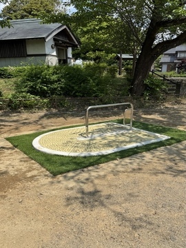 写真：健康遊具（足ツボ歩道）