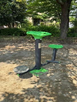 写真：健康遊具（ウエストストレッチ）