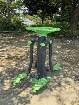 写真：健康遊具（レッグストレッチ）