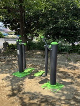 写真：健康遊具（ムーンウォークステーション）