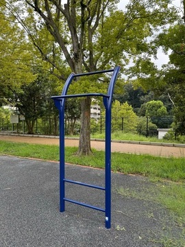 写真:健康遊具(ハングバー)