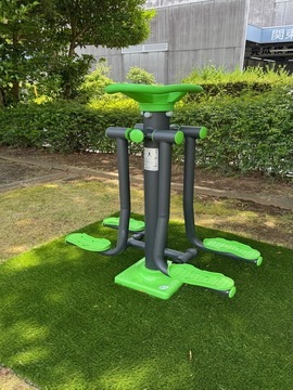 写真：健康遊具（レッグストレッチ）