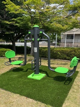 写真：健康遊具（レッグプレス）