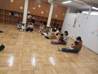 手遊びの様子