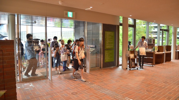 写真：多摩市立中央図書館