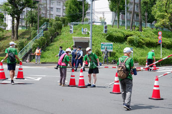 東京2020オリンピック自転車競技ロードレースで活躍したコースサポーターの様子