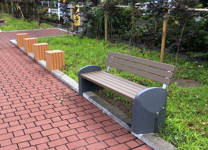 レンガ坂 坂道部分のベンチ