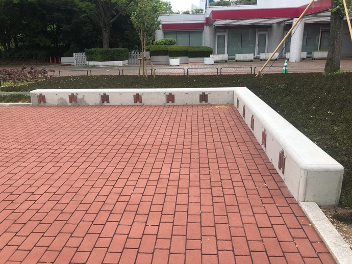 レンガ坂 広場部分のベンチ