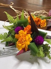 グリーンライブセンターの花壇の花で作った花飾りの写真