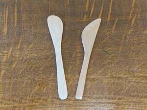 多摩産の竹で作ったバターナイフとジャムスプーンの写真