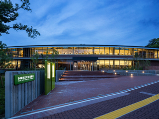 夜の中央図書館様子