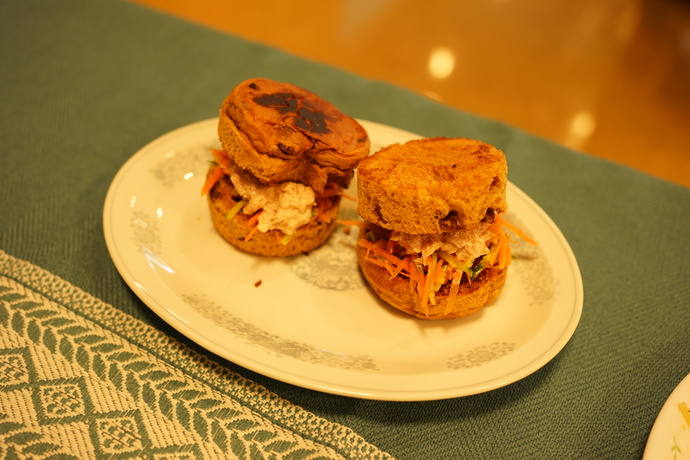 非常食バーガーの写真（備蓄食料のアレンジレシピ）