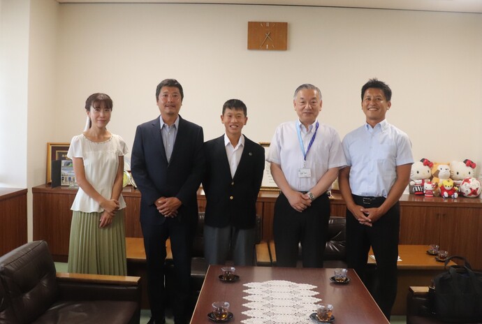 川口さんのご両親、川口孝大さん、市長、菅尾コーチの集合写真