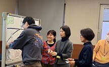 写真：協創講座　ふせんを貼り付ける様子