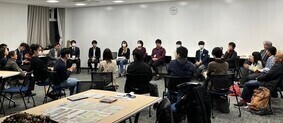写真：若者会議ワークショップにて輪になって話し合う様子