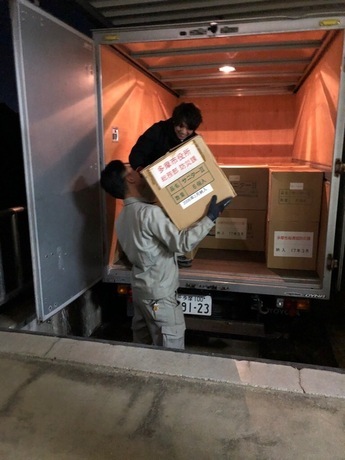 支援物資をトラックに積み込む職員の様子