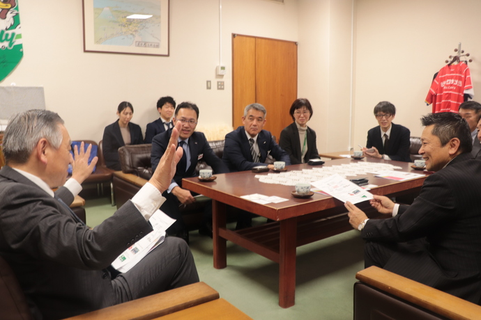 写真：JDリーグ多摩市開催について語る市長