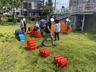 写真：可動式遊具（モップス）