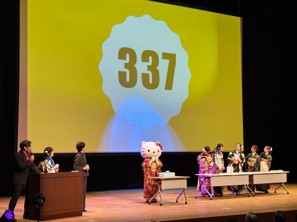 抽選会をする様子