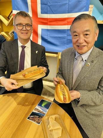 大使と市長の試食の様子