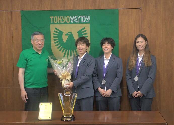写真　左から木村選手、阿部市長、岩崎選手