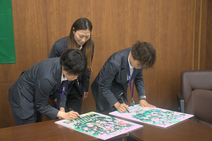 写真 選手がサイン