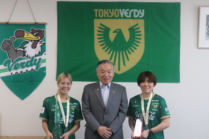 写真　左から木村選手、阿部市長、岩崎選手