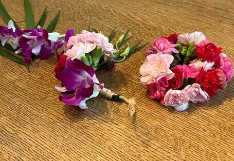 生花で髪飾りを作ったフラダンスの髪飾りの写真