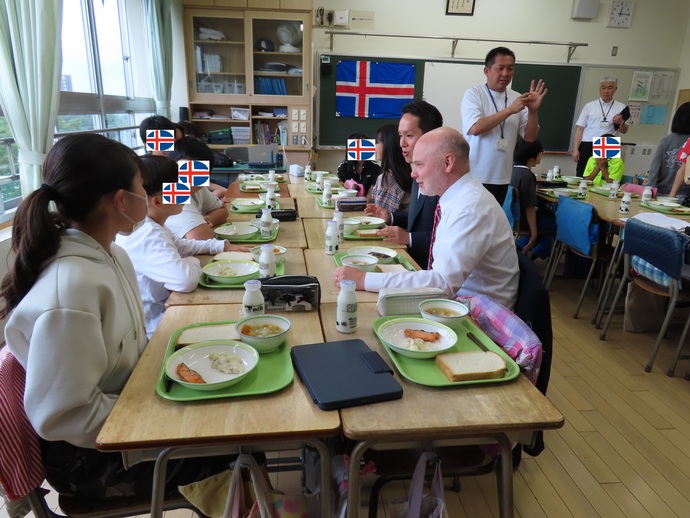 アイスランド給食を食べている写真