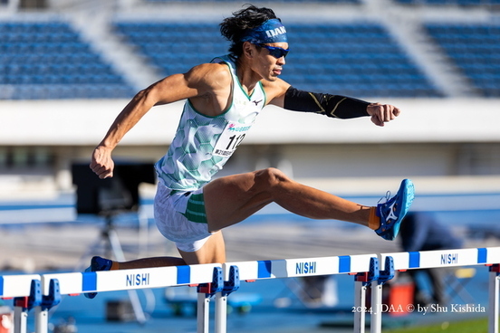 競技中(ハードル)の岡部選手