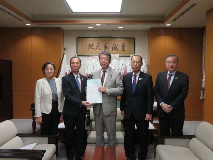 画像：全国市長会の社会文教委員会が文部科学省に学校給食費については全額、国費での対応を要請している様子