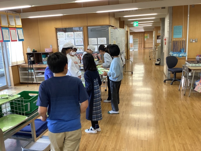 画像：学校で生徒たちが給食の配膳をしている様子（1）