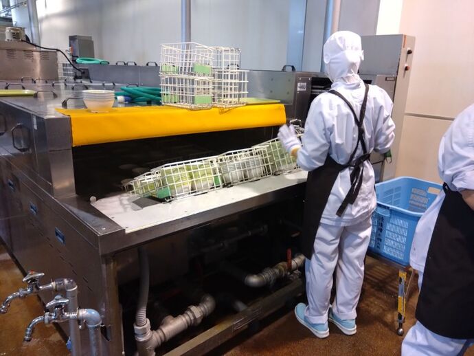 画像:学校給食センター永山調理所での食器洗浄機の様子(2)